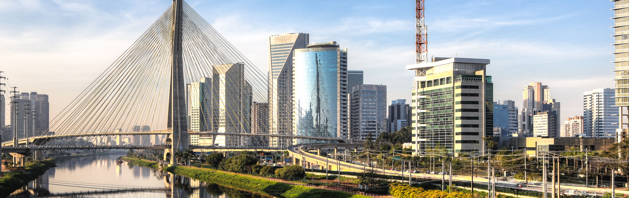 Vista da Ponte Estaiada e do horizonte de São Paulo, cidade sede das operações de expansão internacional